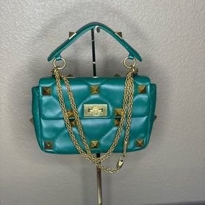 lambskin nappa Valentino Garavani Roman
Stud The Shoulder Bag with chain.